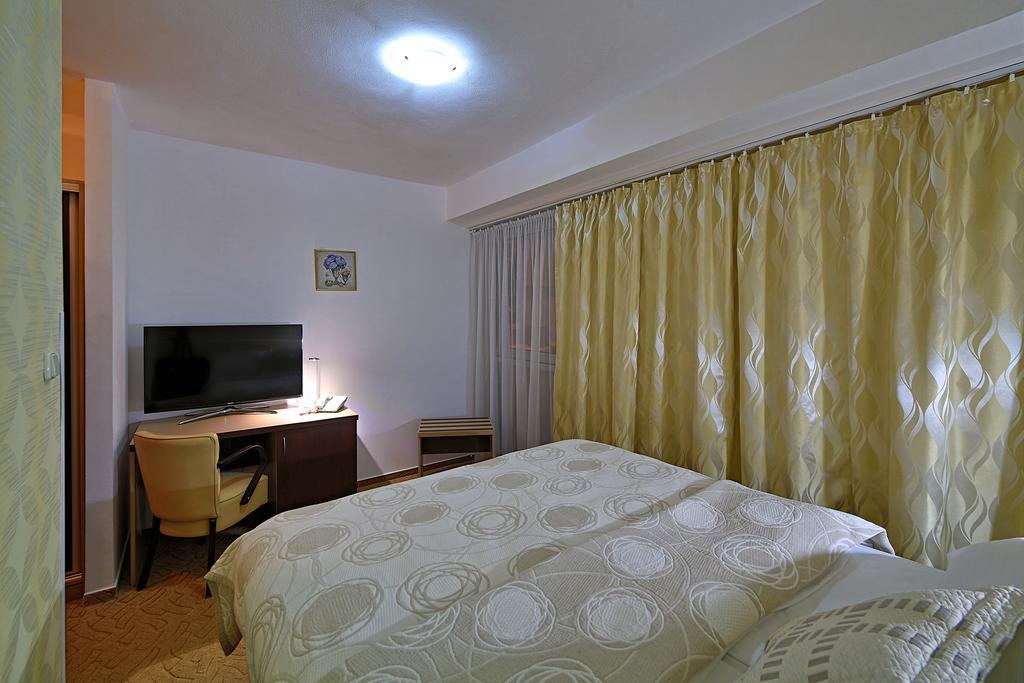 Hotel Saris Бардіїв Екстер'єр фото